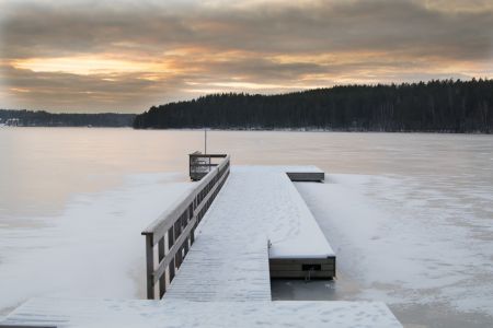 Pitkä laituri Saimaalle